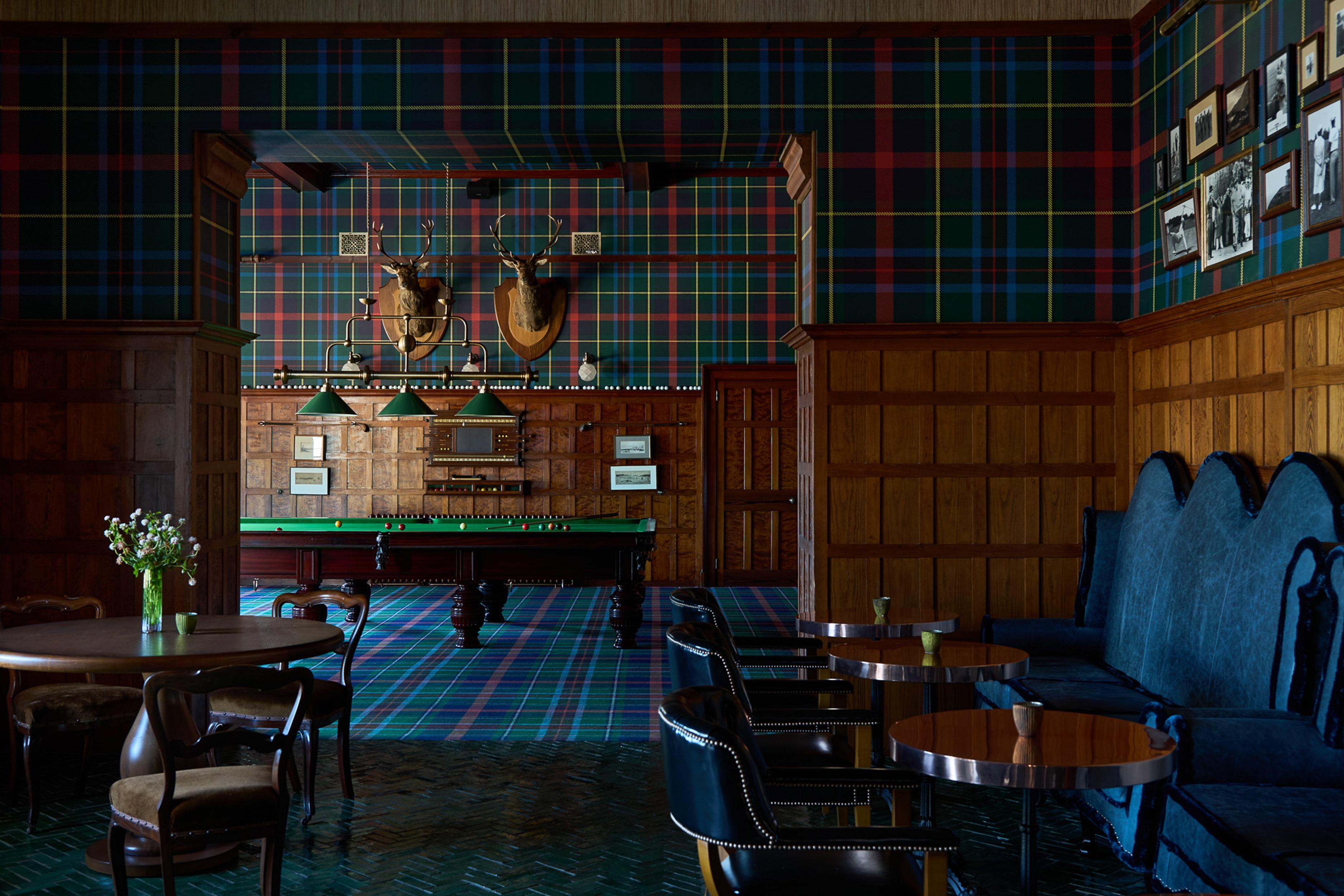 Dornoch Station Hotel Exterior foto The interior of the bar