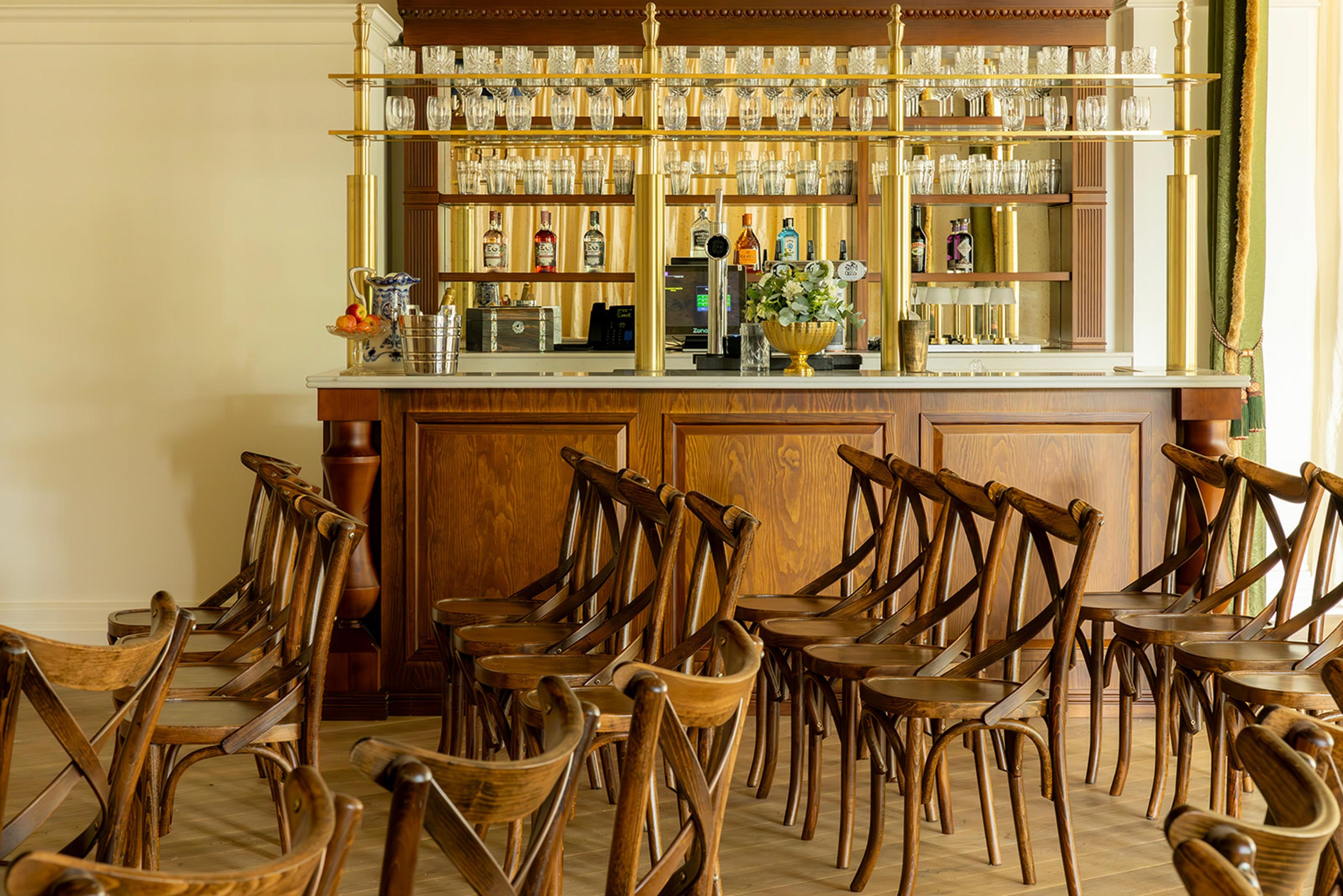Dornoch Station Hotel Exterior foto The bar at the Royal Automobile Club
